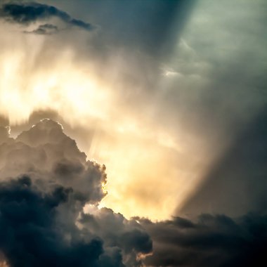 Gün batımında Fırtına Bulutları