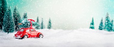 Kırmızı Araba Düşen Kar ile Karlı Çam Ormanı ile Noel Ağacı Taşıyan.