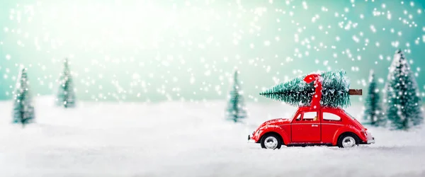 Red Car Carrying Christmas Tree Snowy Pine Forest Falling Snow — Stock Photo, Image
