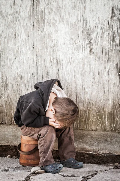 Zavallı Küçük Evsiz Çocuk — Stok fotoğraf
