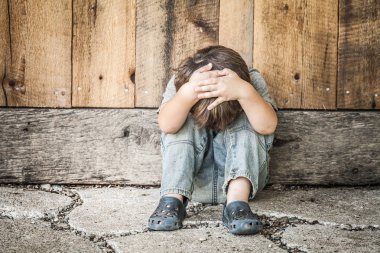 Zavallı küçük evsiz çocuk.