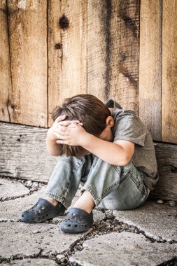 Zavallı küçük evsiz çocuk.