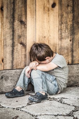 Zavallı küçük evsiz çocuk.