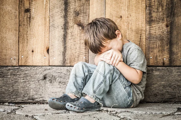 Бедный Маленький Бездомный Мальчик — стоковое фото