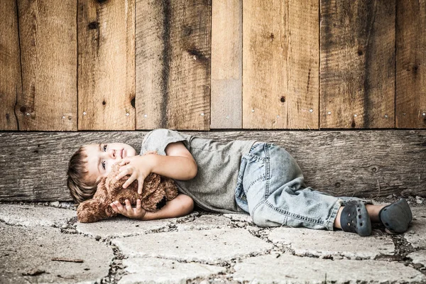 Zavallı Küçük Evsiz Çocuk — Stok fotoğraf