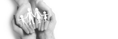 Hands Holding Kağıt Aile İzole Beyaz Arka Plan - Aile Koruma Ve Bakım Kavramı