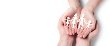 Hands Holding Kağıt Aile İzole Beyaz Arka Plan - Aile Koruma Ve Bakım Kavramı