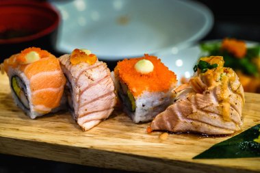 Sağlıklı olmak için ahşap tabakta Japon suşisi.