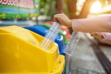 Atık plastik şişe geri dönüşüm kutuları ayıran prote için olduğunu