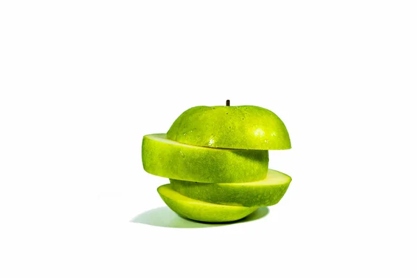 Zielone jabłka, ułożone w plasterkach na białym tle na białym tle — Zdjęcie stockowe