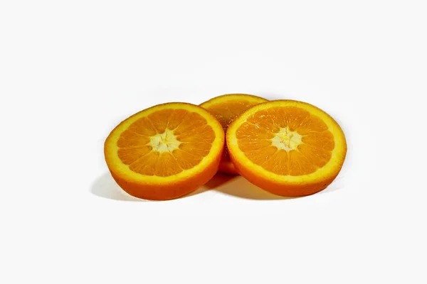 Rodajas de naranja en rodajas, apiladas aisladas sobre un fondo blanco — Foto de Stock