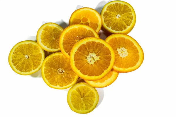 Geschnittene Orangenscheiben, isoliert auf weißem Hintergrund gestapelt — Stockfoto