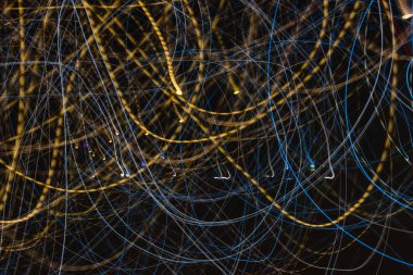 Gece hız ışık izleri, uzun pozlama soyut kentsel arka plan