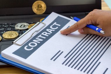 Profesyonel iş adamlarının elleri, gelecekte küresel ekonomiyi etkileyecek bir başarı elde etmek için Bitcoin kripto para birimi ya da ethereum aracılığıyla dijital bir finansal yatırım uygulaması imzalıyor..
