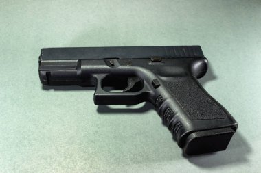 Gri arka planda silah ve mühimmat