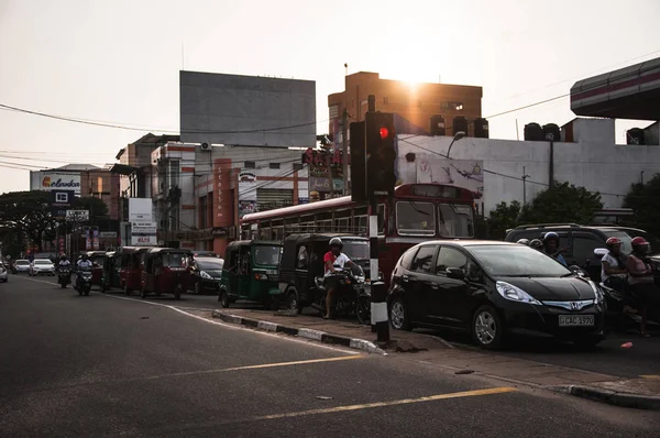 Negombo, Sri Lanka - 6 Nisan 2016. Sri Lanka'nın yollarda yoğun trafik — Stok fotoğraf