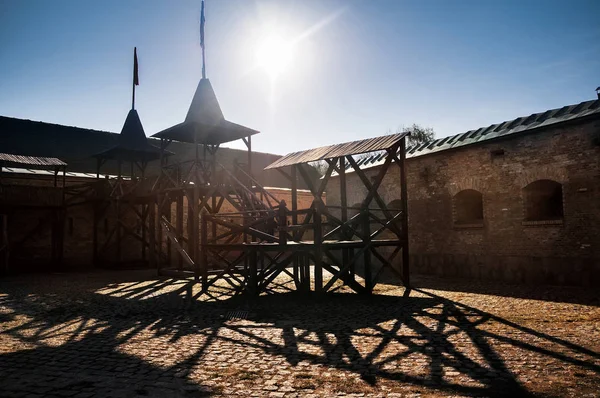 Ξύλινο παρατηρητήριο στο φρούριο. Φωτογράφιση σε kontrovy φως. Κίεβο, Ουκρανία — Φωτογραφία Αρχείου