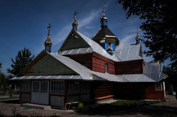 Pistyn'deki Karpat dağlarında kilise, Ivano-Frankivsk Oblastı — Stok fotoğraf
