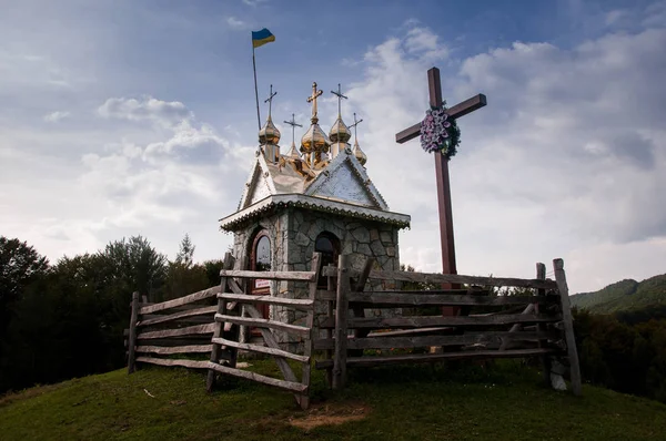 Capilla en la cima de la montaña en Sheshory, Ivano-Frankivsk Oblast, Ukra —  Fotos de Stock