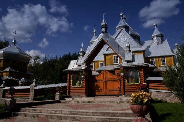 Uspenskaya εκκλησία στο Verkhovyna της Ουκρανίας — Φωτογραφία Αρχείου