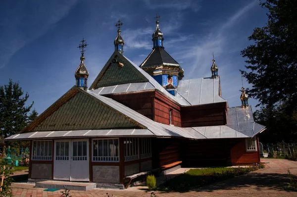 Kerk van de Karpaten in Pistyn, oblast Ivano-Frankivsk — Stockfoto