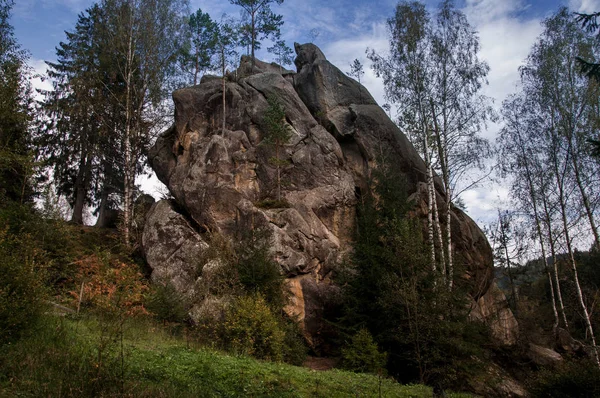 Cliff and boulders amidst beautiful scenic forests in Carpathian Mountains, Ukraine — Stock Photo, Image