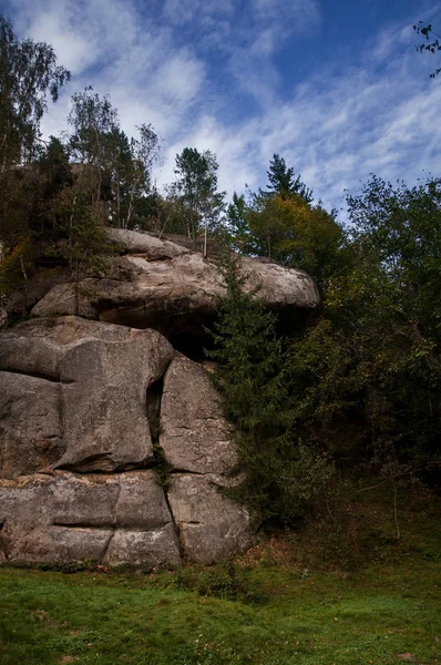 Γκρεμός και ογκόλιθους μέσα σε όμορφα γραφικά δάση στα Καρπάθια Όρη, Ουκρανία — Φωτογραφία Αρχείου