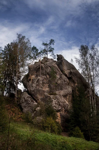 Cliff and boulders amidst beautiful scenic forests in Carpathian Mountains, Ukraine — Stock Photo, Image