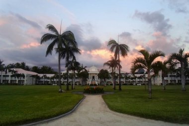 Flic en FLAC, Mauritius gün batımında köpüklü okyanus