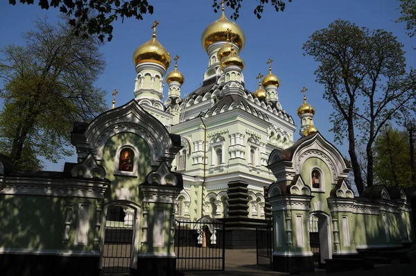 Николаевский собор - православный храм в Киеве, главное здание комплекса Покровский монастырь . — стоковое фото