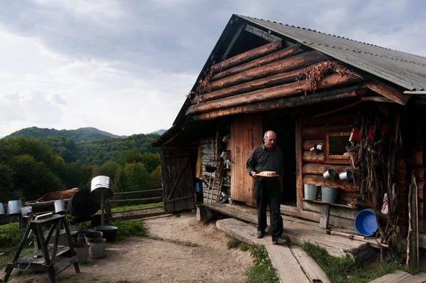 Колиба-сезонний корпус пастухів і лісових фрез, поширений в гірських районах Карпат — стокове фото