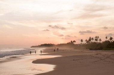 Koggala, Sri Lanka'da sahil şeridinin görünümü, gün batımında Hint okyanusundaki kayalar