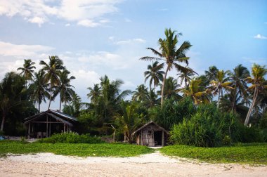 Koggala, Sri Lanka'da sahil şeridinin görünümü, gün batımında Hint okyanusundaki kayalar