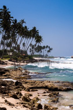 Koggala, Sri Lanka'da sahil şeridinin görünümü, Hint okyanusundaki kayalar