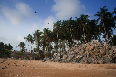 Marawila, Sri Lanka'da sahil şeridinin görünümü, Hint okyanusundaki kayalar