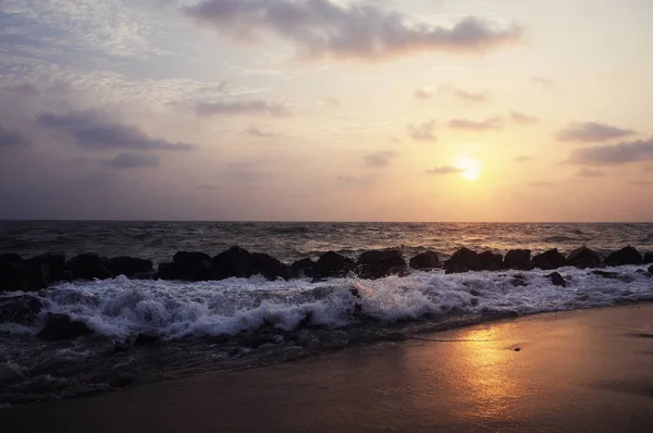 Вид береговой линии в Коггала, Шри-Ланка, валуны в Индийском океане на закате — стоковое фото