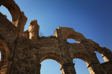 aspendos su kemeri, Türkiye.