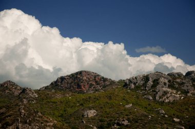 Aspendos manzarası. Aspendos dağlarının manzarası. Türkiye