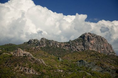 Aspendos manzarası. Aspendos dağlarının manzarası. Türkiye