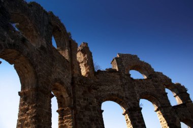 aspendos su kemeri, Türkiye.