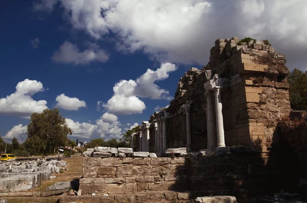 A antiga fonte romana de Nymphaeum ruínas situadas na cidade turca de Side . — Fotografia de Stock