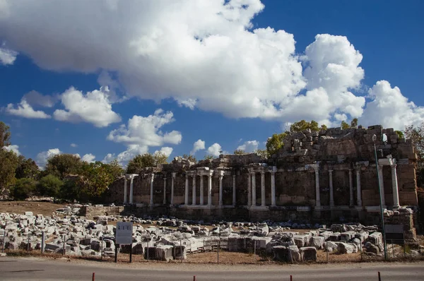 側のトルコ市街に位置する古代ローマ ニンファエウム噴水遺跡. — ストック写真