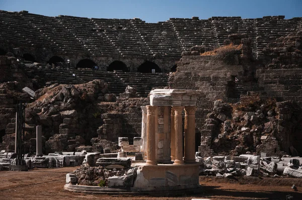 Antiguo anfiteatro en Side, Turquía — Foto de Stock