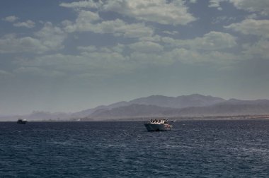 Hurghada, Mısır. Paradise Adası'na demirlemiş tekneler.