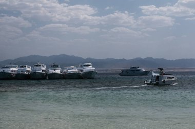 Hurghada, Mısır. Paradise Adası'na demirlemiş tekneler.