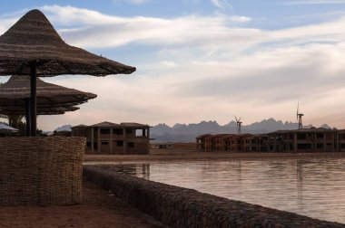 Hurghada Kızıldeniz kıyısında yeni otellerin inşaatı