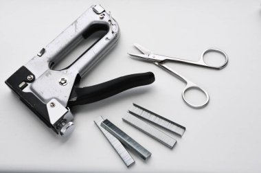 Beyaz arka planda izole edilmiş Endüstriyel Zımba