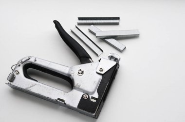 Beyaz arka planda izole edilmiş Endüstriyel Zımba