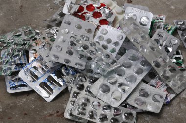 İlaçlardan boş düzlem masaları