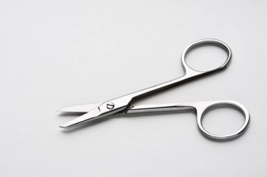 Beyaz arka planda izole edilmiş ipek makas